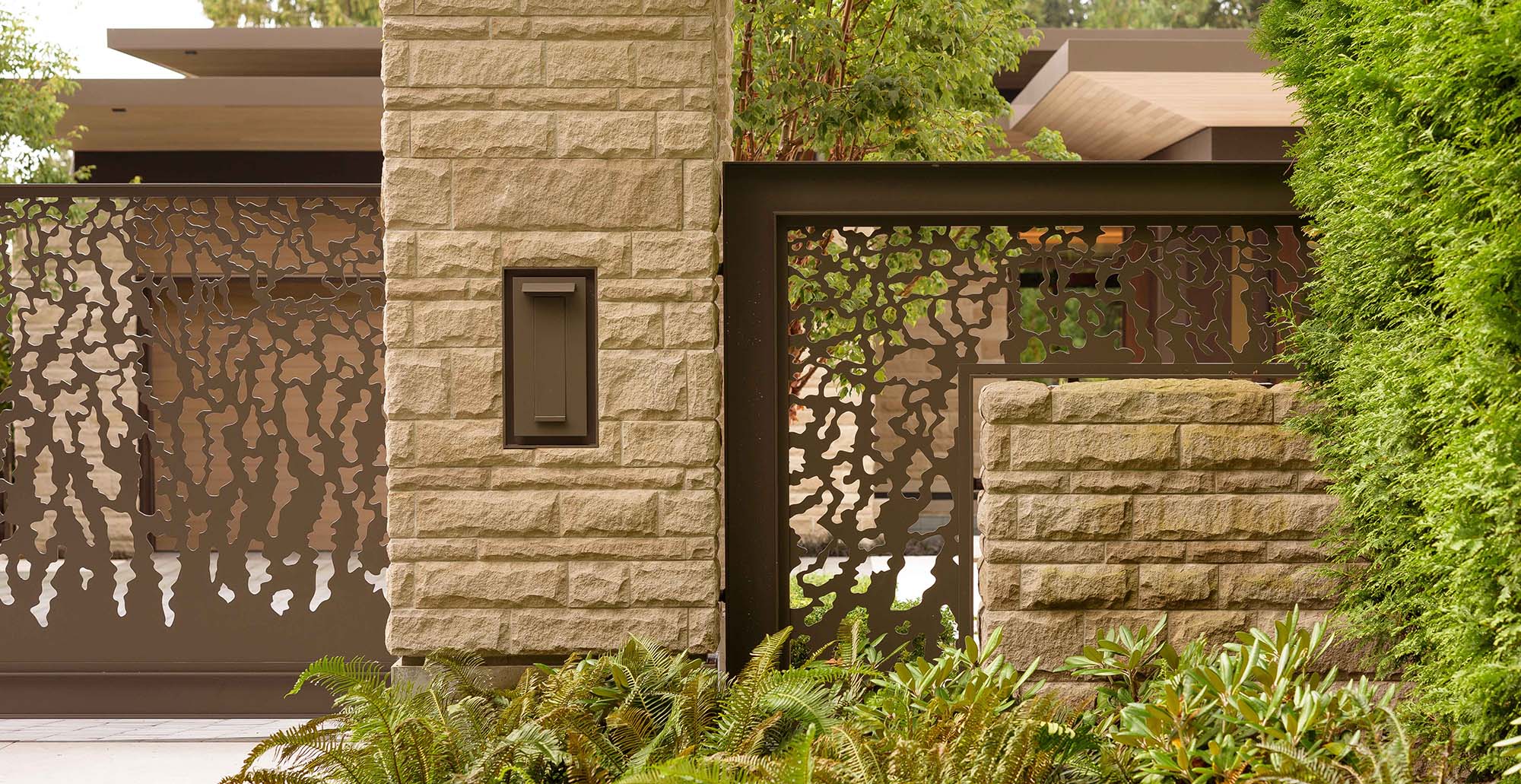 Modern exterior veneer stone home driveway gate design ...